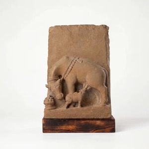 Statue de vache sacrée Kamdhenu antique, réplique d'art de temple hindou classique pour musée - Product Image 6