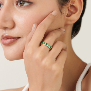 Anillo de media eternidad apilable con esmeralda zambiana de corte octogonal engastada en bisel, oro amarillo macizo de 14K, fabricante de joyería con gemas auténticas - Product Image 2