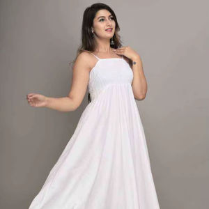 Vestido de Verano Moderno para Mujer, Blanco, de Algodón, por Encima de la Rodilla, Corte Recto, Estilo Imperio, con Tirantes Finos, Escote Corazón y Cintura Fruncida - Product Image 1