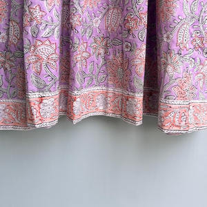 เดรสวินเทจผ้าฝ้ายพิมพ์ลายดอกไม้ด้วยมือ งานแฮนด์เมด เป็นมิตรกับสิ่งแวดล้อม คอวี แขนสามส่วน แต่งระบายลูกไม้ ซักได้ ใส่ได้ในโอกาสทางการ - Product Image 4