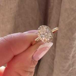Anillo de Diamante Ovalado Cultivado en Laboratorio de 0.70 Quilates Personalizado, Oro Sólido de 14K/18K, Delicado con Micro Halo de 1.5mm, Precio Mayorista B2B, Fabricante - Product Image 1