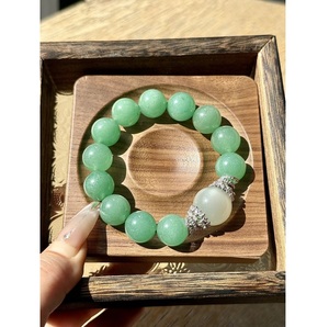 Bracelet en résine élégant et luxueux avec une beauté artisanale distinctive, accessoire contemporain pour la mode moderne - Product Image 1