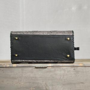 Sac de voyage en cuir de luxe avec motif floral en relief, poignée supérieure noire, fermeture à glissière, sac de voyage durable - Product Image 4
