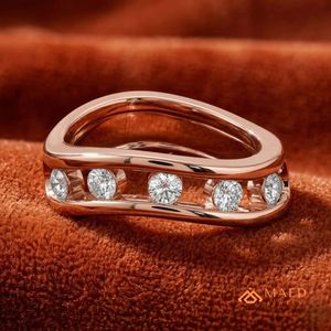 Anillo de Moissanita Redondo con Cinco Piedras, Banda Abierta Dividida, Oro Rosa, Anillo de Boda para Mujer, Joyería Fina, Diseño de Lujo, Premium - Product Image 3