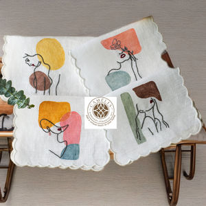 Illustrations de jeunes filles gracieuses brodées sur lin naturel, ajoutant une élégance artistique et un charme moderne aux cocktails et aux réceptions. - Product Image 4