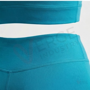 Ensemble 2 pièces de yoga pour femme, bleu marine côtelé, composé d'un crop top à manches longues et d'un short taille haute, avec décolleté carré et bretelles spaghetti - Product Image 5