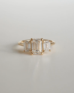 Bague de fiançailles solitaire en or massif 14 carats avec moissanite taille émeraude de luxe, 4 carats, bijoux fins minimalistes, vente en gros - Product Image 1