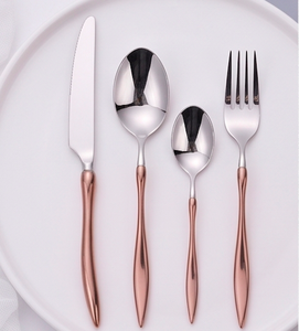 Ensemble de 4 couverts en acier inoxydable, cuillère, couteau, fourchette, manche couleur cuivre plaqué argent, parfait pour une utilisation sur la table de cuisine - Product Image 1