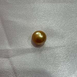 ไข่มุกสีทองพิเศษ ขนาด 11 มม. ประดับด้วยประกายสีทอง ให้ความรู้สึกหรูหราอันน่าหลงใหลและสวยงามน่าทึ่ง - Product Image 1