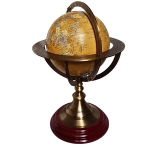 Globe de bureau vintage en laiton écologique et durable avec support rotatif, carte du monde traditionnelle noir et or, éducatif - Product Image 2