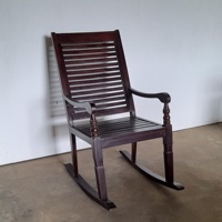 Fauteuil à bascule Cendra en bois de mahogany massif moderne, disponible en plusieurs couleurs, pour salon et terrasse, modèle CHA06