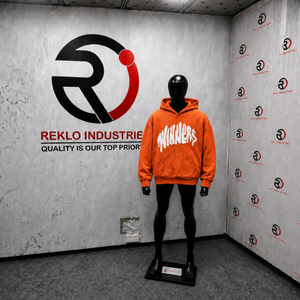 Sweat-shirt à capuche graphique orange avec lettrage graffiti blanc audacieux, texturé, coupe oversize, style streetwear, mode urbaine décontractée - Product Image 3