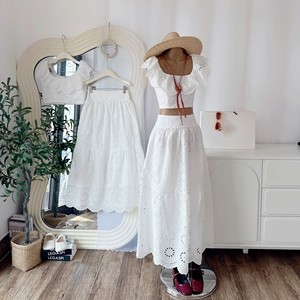 Elegante Conjunto de Top Corto y Falda Midi de Algodón 100% Bordado en Blanco Sólido para Vacaciones de Verano - Product Image 1