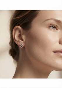 Boucles d'oreilles clous en or massif 9 carats or rose avec diamants de laboratoire taille brillant rond, motif trèfle floral, bijoux de mariage pour femme - Product Image 3