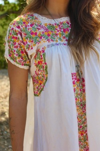 Robe en coton brodée à la main à motifs floraux vintage avec détails en crochet autour du cou et des manches, coupe trapèze, longueur genou, tenue décontractée d'été - Product Image 5