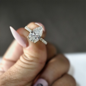 Anillo de Compromiso Aries Jewel Pave Band con Diamante Cultivado en Laboratorio de 3 CT, Corte Pera, Oro de 14K, Certificado IGI, Diamante VS1 E para Aniversario o Boda - Product Image 2