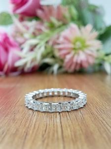 Anillo de Compromiso Moderno de Excelente Calidad con Diamante Moissanita, Diseño Minimalista, Brillo Brillante, Joyería Fina Disponible para la Venta - Product Image 5