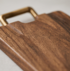 Planche à découper rectangulaire en bois de noyer et bois de manguier teinté, avec poignée métallique, vente en gros - Product Image 2