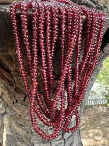 Perles rondes lisses en grenat naturel du Mozambique, pierres précieuses rouges pour la fabrication de bijoux (4-6 mm) - Product Image 5