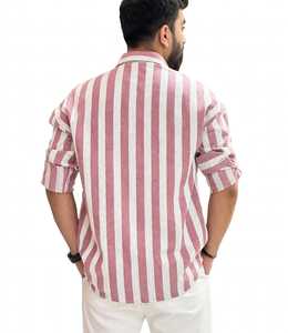 Chemise décontractée pour homme en polyester 100% à imprimé chevrons rose et blanc, manches courtes, col rabattu, haut d'été - Product Image 2