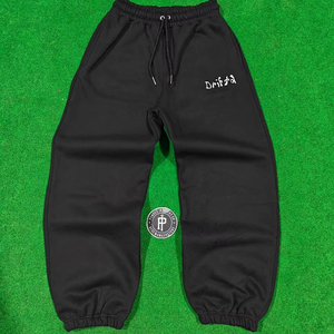 Pantalon homme en tissu peigné 100% coton premium, 400 GSM, anti-boulochage, respirant, couleur noire, avec revers personnalisés et plis sur le devant - Product Image 1