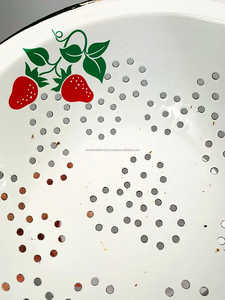 ที่กรองโลหะลายสตรอว์เบอร์รี่เคลือบเอนาเมล ดีไซน์ย้อนยุค เหมาะสำหรับใช้กับเครื่องครัวและชามสไตล์วินเทจ - Product Image 3