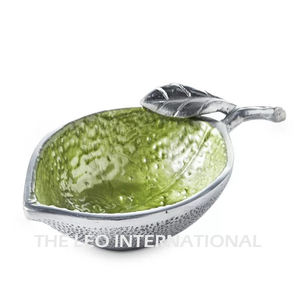 Nouveau bol de service décoratif en métal doré, forme artistique, accent moderne unique de style japonais pour la salle à manger et la présentation - Product Image 6