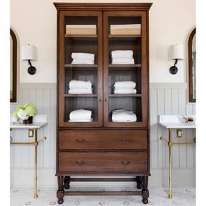 Armoire à linge classique traditionnelle en teck, autoportante, à plusieurs niveaux, avec pieds tournés, pour organiser les serviettes - Product Image 1