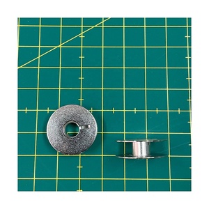 Bobina 33002603 para piezas de máquinas de coser domésticas hechas en Taiwán para uso en prendas de vestir - Product Image 1