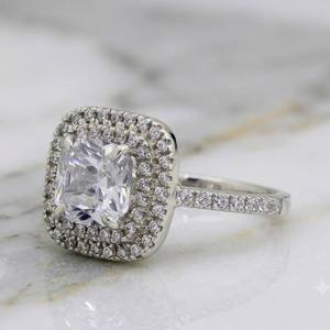 Anillo de compromiso de plata S925 con diamante de moissanita, doble halo y diseño de tallo dividido para mujer. - Product Image 5