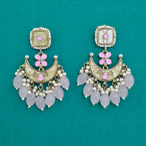 Bijoux fantaisie artificiels Kanhai Jewels, boucles d'oreilles en forme de fleur plaquées or, style indo-occidental indien pour femmes, avec perles de nacre. - Product Image 4
