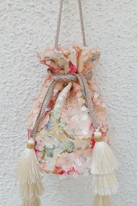 Bolsos de Cordón Potli Hechos a Mano con Diseño Étnico Indio y Bordado Floral, Bolsos Personalizados Ideales para Regalos de Boda para Mujer - Product Image 2