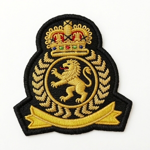 Parche Bordado Personalizado con Escudo de León y Coronas, con Hilo de Oro Premium, para Coser en Uniformes, Blazers y Prendas - Product Image 1