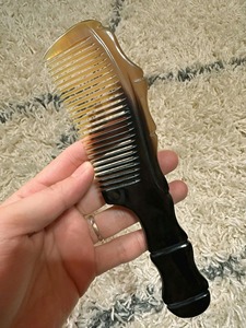 Peine de Cuerno Natural Premium Moderno Hecho a Mano Ecológico Antiestático de Dientes Anchos para el Cuidado Personal de Hombres y Mujeres, Personalizable y Duradero - Product Image 1