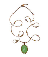 Collier artisanal en macramé avec onyx vert, pendentif ovale en pierre facettée, cordon réglable, chaîne perlée, bijoux artisanaux, cadeau