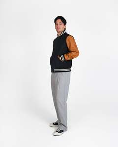 Chaqueta Varsity de Lana Negra para Hombre con Mangas de Cuero Marrón, Estilo Otoñal de Manga Larga - Product Image 2