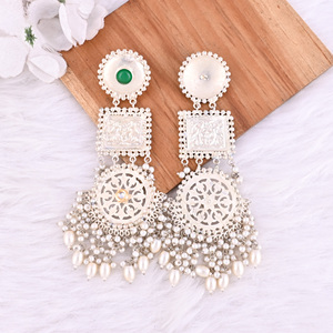 Boucles d'oreilles pendantes ethniques en argent allemand avec onyx vert, Kundan et perles - Product Image 5