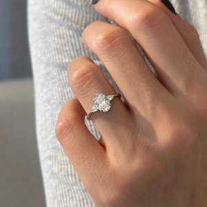 Anillo de Tres Piedras con Diamantes Cultivados en Laboratorio de 1.5 Quilates, Corte Oval y en Forma de Pera, Oro Blanco de 14k, Certificado IGI - Product Image 5