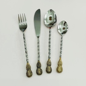 Ensemble de couverts en argent plaqué argent de conception premium du Portugal avec un design torsadé argenté et une poignée en forme d'ananas doré - Product Image 4