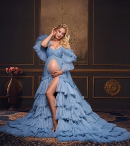 Robe de maternité personnalisée en satin pour future maman, épaules dénudées, traîne chapelle, style vintage romantique, longueur ras du sol, pour baby shower - Product Image 2
