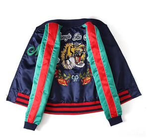 เสื้อแจ็คเก็ตบอมเบอร์พรีเมียมดีไซน์สำหรับผู้ชาย รุ่นซูกะจัง ของที่ระลึกสุดหรู แฟชั่นสั่งทำพิเศษ ลายฟีนิกซ์สี่ตัวในตำนาน ผ้าแคนวาสแบบกลับด้านได้ แห้งเร็ว - Product Image 3