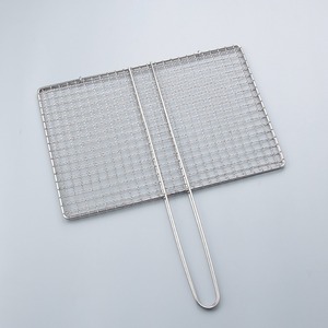 Pinza de malla de acero inoxidable para pescado y carne asados, ideal para barbacoa y verduras. - Product Image 4