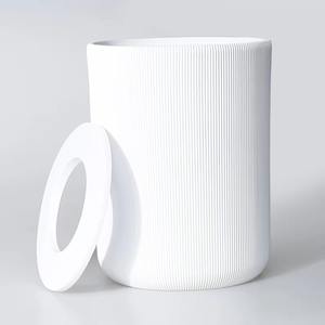 Poubelle élégante en métal finition or avec design décoratif et couvercle rond, idéale pour la salle de bain et la chambre à coucher, provenant d'Inde. - Product Image 4