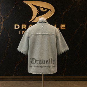 เสื้อยีนส์สำหรับใส่ไปแคมป์แขนสั้นฟอกสีสกปรกมีโลโก้ออกแบบได้เองทรงหลวมเข้ารูปสไตล์ย้อนยุค - Product Image 2