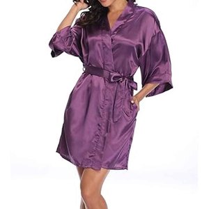Al por mayor: Albornoces de satén de poliéster lisos para mujer, tipo kimono, para novias, damas de honor, fiestas de boda, playa y ropa de dormir, con cuello en V y transpirables. - Product Image 2