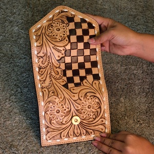 Tarjetero de Cuero Genuino 100% de Tamaño Mini, Tallado a Mano con Diseño a Cuadros, con Clip para Billetes y Bolsillo para Tarjetas de Crédito y Llaves - Product Image 1