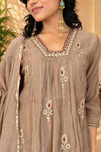 Ensemble 3 pièces beige col carré brodé floral Kurta Palazzo Dupatta pour femme – Tenue ample et élégante - Product Image 5