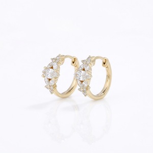 Pendientes de aro Huggie con diamantes de laboratorio talla marquesa, oro amarillo de 14K, pendientes de aro con diamantes certificados por IGI, regalo de aniversario nupcial - Product Image 1