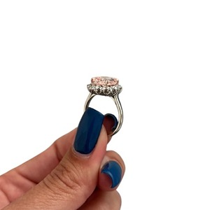 Anillo Diana con Halo de Diamantes Cultivados en Laboratorio, Corte Cojín Alargado, Color Rosa Intenso de 3 Quilates, Calidad Royal - Product Image 3