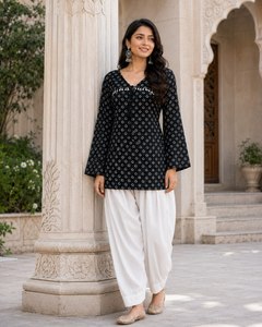 Ensemble Lehenga Choli et pantalon Farsi en pur coton premium imprimé Bandhej pour femme, infroissable et extensible, style traditionnel - Product Image 1